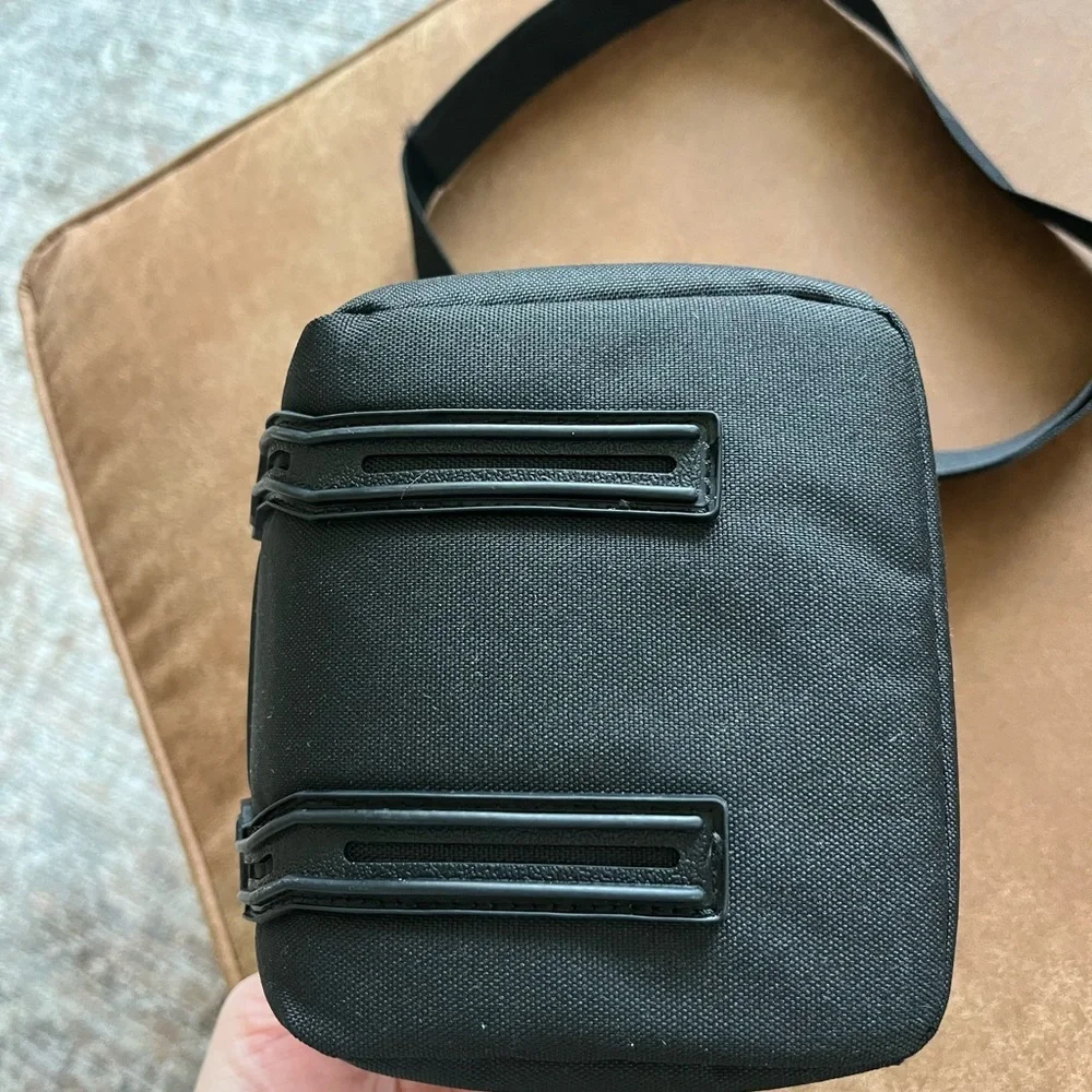 Lowepro Adventura SH 120 III 3L zippered camera bag in black